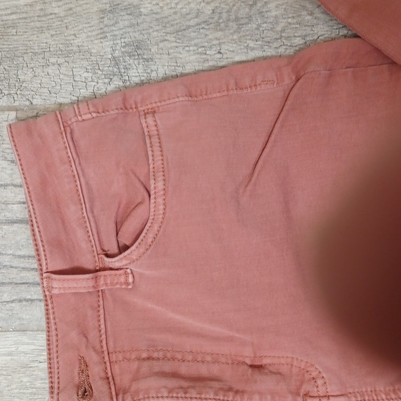 So distressed high rise cropped jeans size 13/31w peach colored - Picture 5 of 9